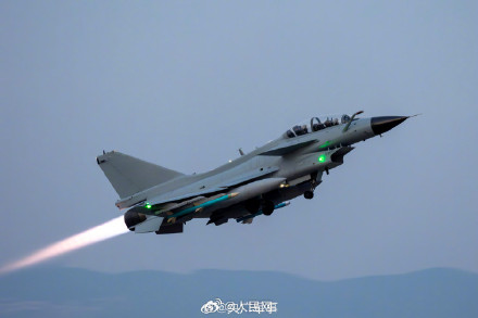 威武帅气！战鹰身披霞光空战训练