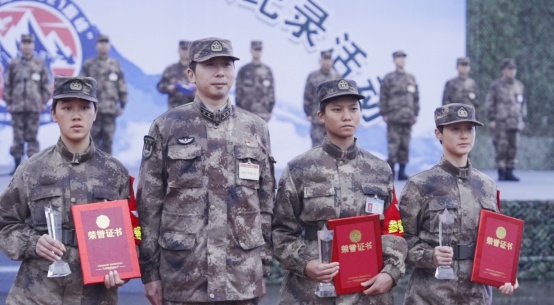 “大山里的女孩,生来就是高山!”张桂梅为她戴上党员徽章 “大山里的女孩,生来就是高山!”张桂梅为她戴上党员徽章