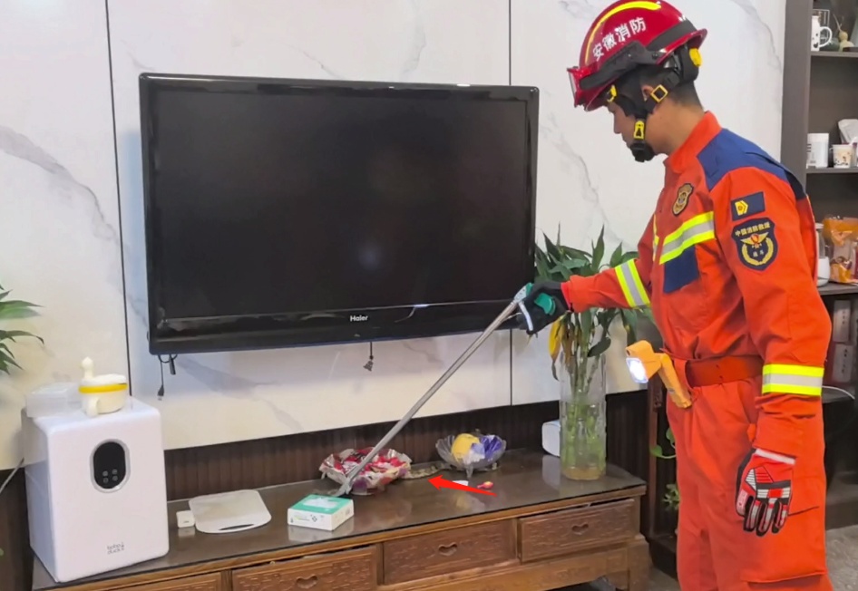 吓人！阜阳一居民家客厅，钻入近2米长蛇！还有一居民电动车里也有蛇……