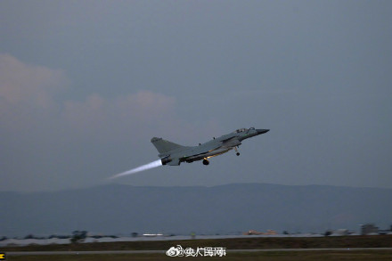 威武帅气！战鹰身披霞光空战训练