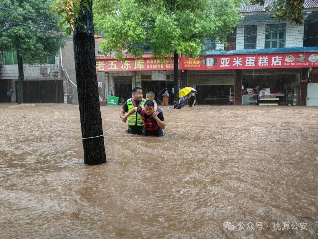 桃源突降暴雨，民辅警奋战一线抗洪抢险！