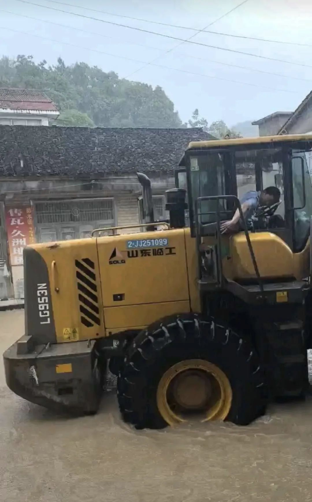 桃源突降暴雨，民辅警奋战一线抗洪抢险！