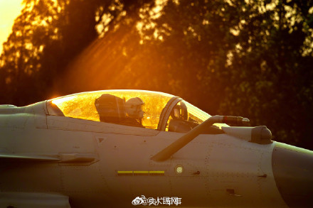 威武帅气！战鹰身披霞光空战训练