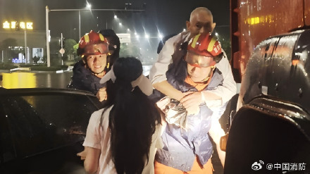 凌晨2点消防员背老人涉水求生 凌晨2点消防员背老人涉水求生