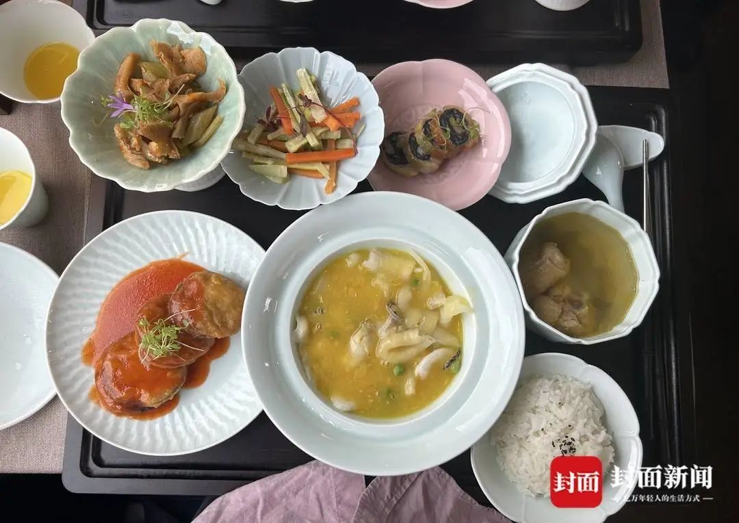 一张票5万多还抢光！享受星级酒店般的服务，上海阿姨打飞的抢着上车