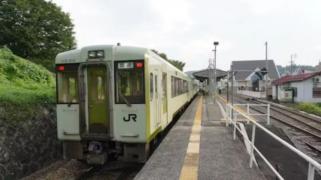 日本一火车车顶现男尸,面部朝下后脑勺流血,行驶一天后才被发现 日本一火车车顶现男尸,面部朝下后脑勺流血,行驶一天后才被发现