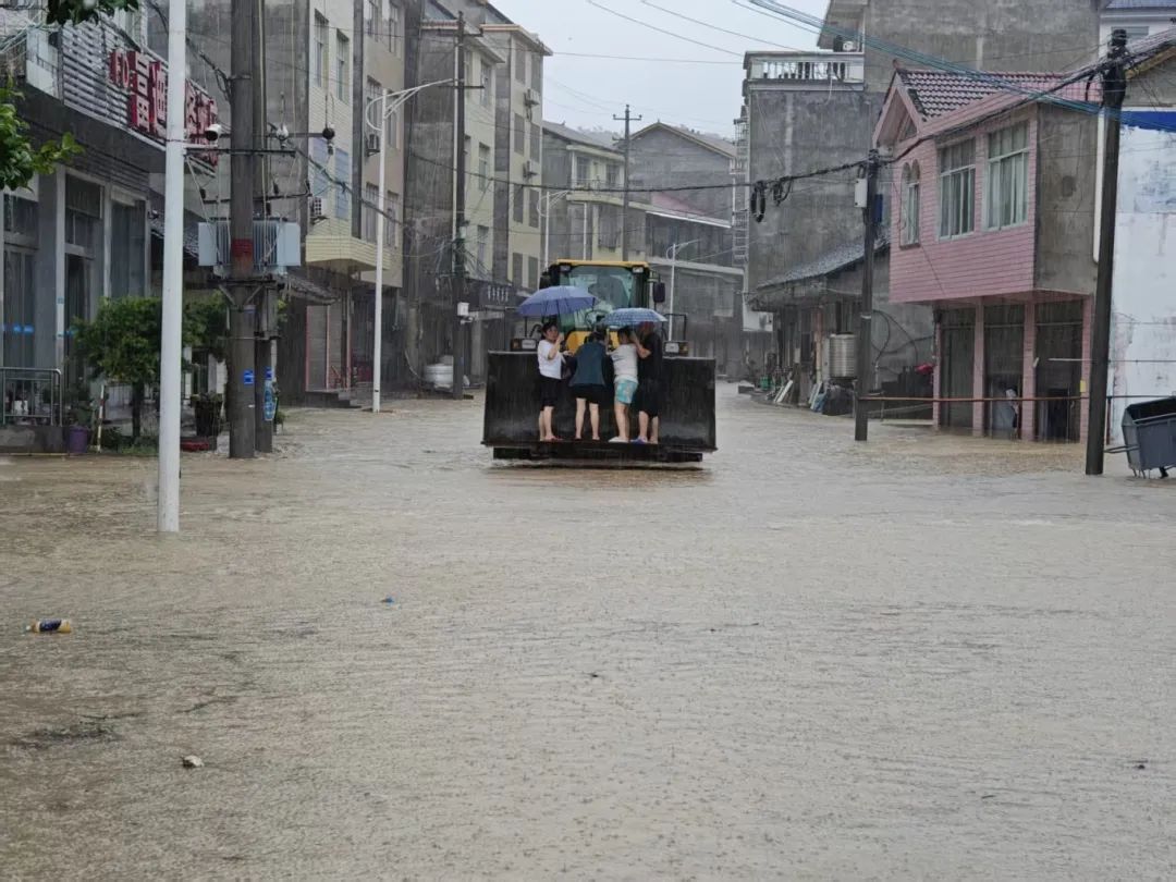 桃源突降暴雨，民辅警奋战一线抗洪抢险！