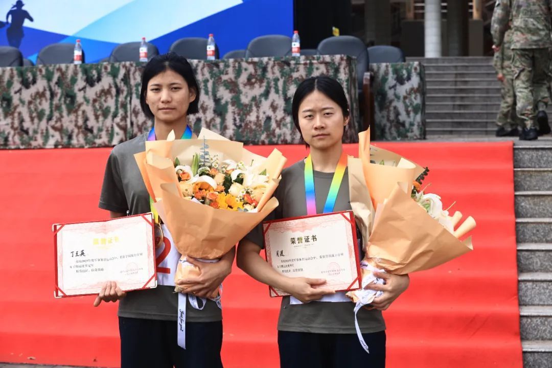 “大山里的女孩,生来就是高山!”张桂梅为她戴上党员徽章 “大山里的女孩,生来就是高山!”张桂梅为她戴上党员徽章