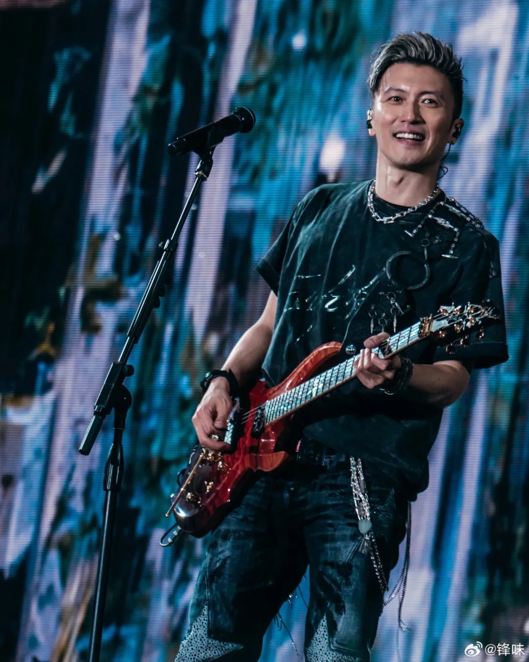 62岁李连杰重出江湖！搭档吴京、谢霆锋