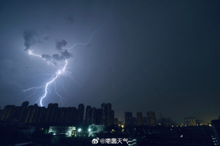 暴雨大暴雨来袭！武汉强降雨并未结束 暴雨红色预警生效中