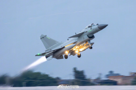 威武帅气！战鹰身披霞光空战训练