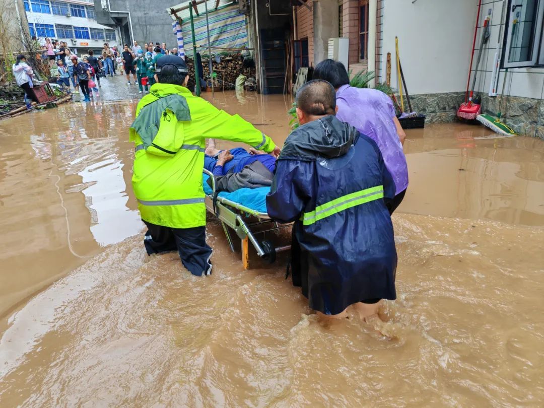 桃源突降暴雨，民辅警奋战一线抗洪抢险！