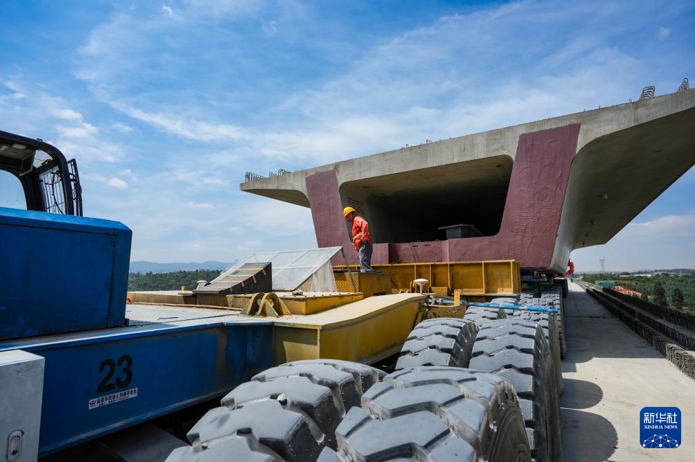 渝昆高铁架梁忙