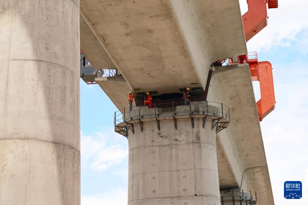 渝昆高铁架梁忙