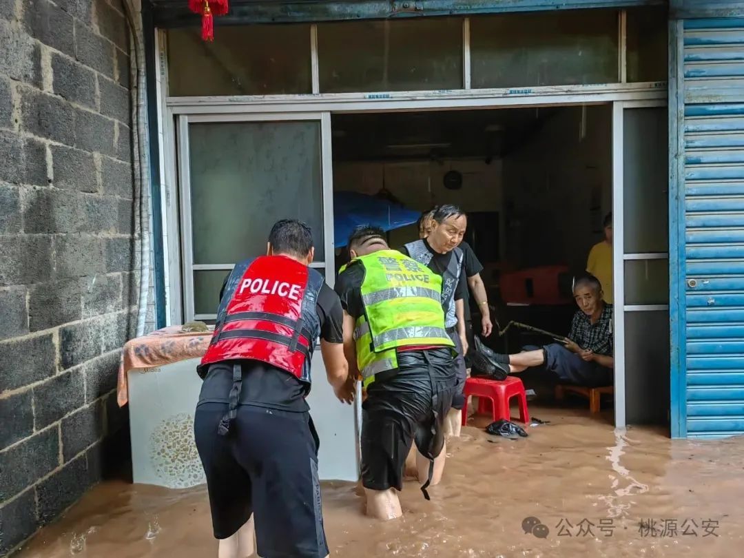 桃源突降暴雨，民辅警奋战一线抗洪抢险！