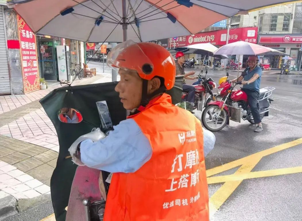 网约摩托车兴起!小城出行新选择还是“灰色地带”新风险? 网约摩托车兴起!小城出行新选择还是“灰色地带”新风险?