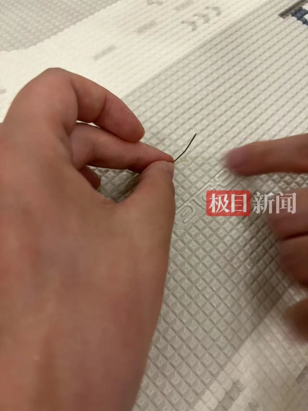 直播间买的爬行垫竟然有“针”？商家：来源正在调查