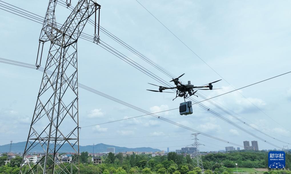 智能机器人护航电网安全