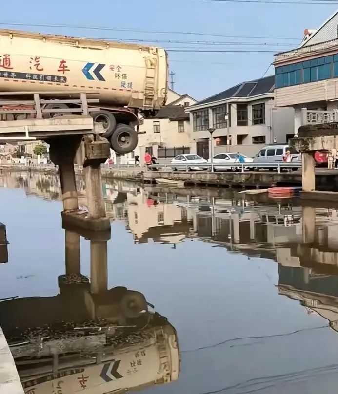 浙江一桥梁凌晨被大货车压塌？当地回应