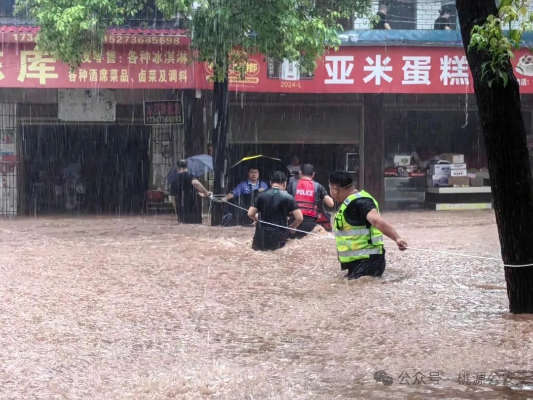 桃源突降暴雨，民辅警奋战一线抗洪抢险！