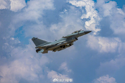 威武帅气！战鹰身披霞光空战训练