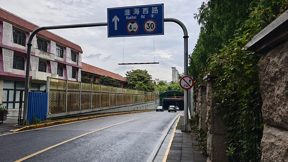 王家卫风？网红扎堆在隧道内拍照，警方提醒