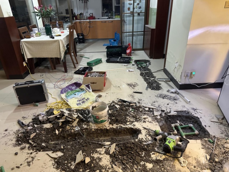 离谱!自称“精准测漏服务”,结果砸得满屋坑!平台还拒赔…… 离谱!自称“精准测漏服务”,结果砸得满屋坑!平台还拒赔……