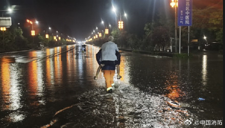 凌晨2点消防员背老人涉水求生 凌晨2点消防员背老人涉水求生