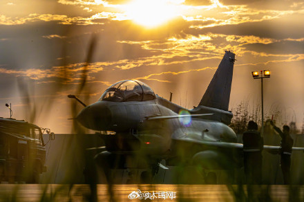 威武帅气！战鹰身披霞光空战训练