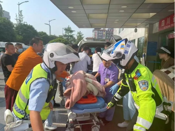 5岁男童坠楼连夜转院，成都交警早高峰跨区联动，打开“生命通道” ！