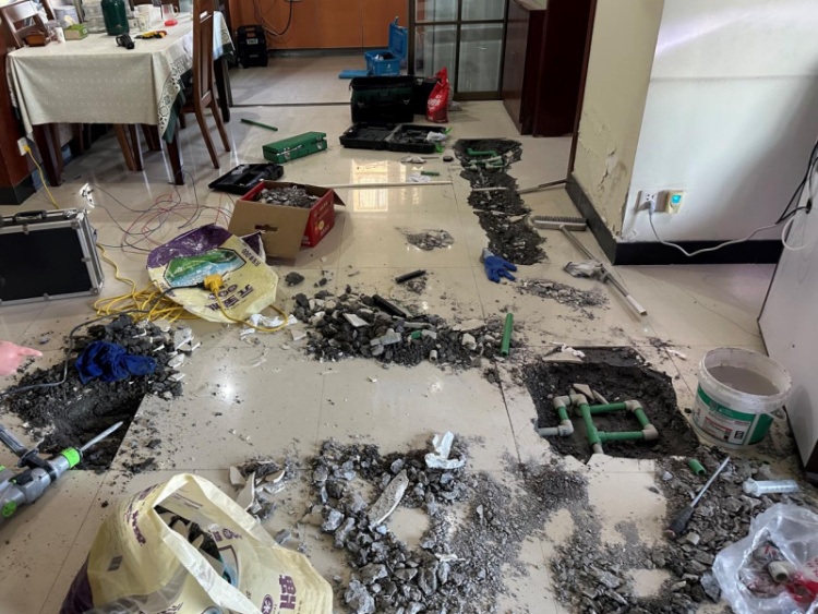 离谱!自称“精准测漏服务”,结果砸得满屋坑!平台还拒赔…… 离谱!自称“精准测漏服务”,结果砸得满屋坑!平台还拒赔……