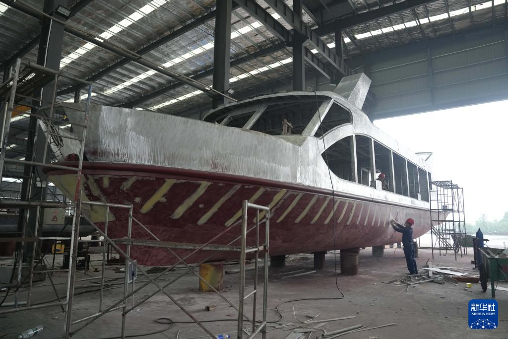 洞庭湖畔造船忙