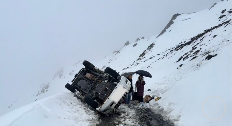 自驾博主甘孜海拔4000多米遇侧翻越野车救助四人,当地卫生院:一名伤者已去世 自驾博主甘孜海拔4000多米遇侧翻越野车救助四人,当地卫生院:一名伤者已去世