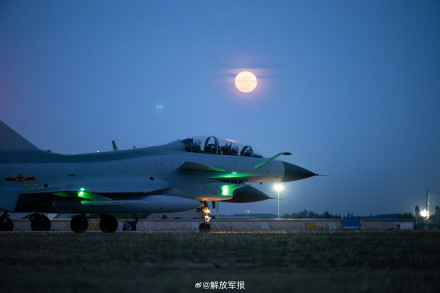 月光下战机，氛围感拉满！