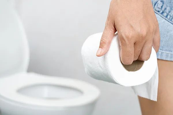 男子整整4个月没大便，腹部如怀胎10月！医生掏出2米长"巨蟒"…