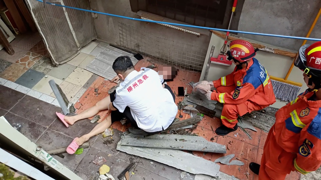 柳州女子3楼阳台晾晒衣物，不慎坠楼！
