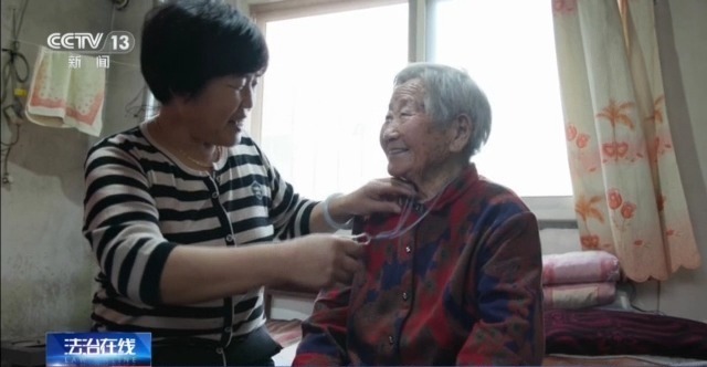 99岁老人深夜徘徊国道边 外卖小哥、民警接力救助 99岁老人深夜徘徊国道边 外卖小哥、民警接力救助