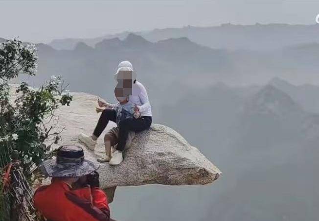 游客华山峭壁上冒险拍照?景区管委会:正在整改 游客华山峭壁上冒险拍照?景区管委会:正在整改