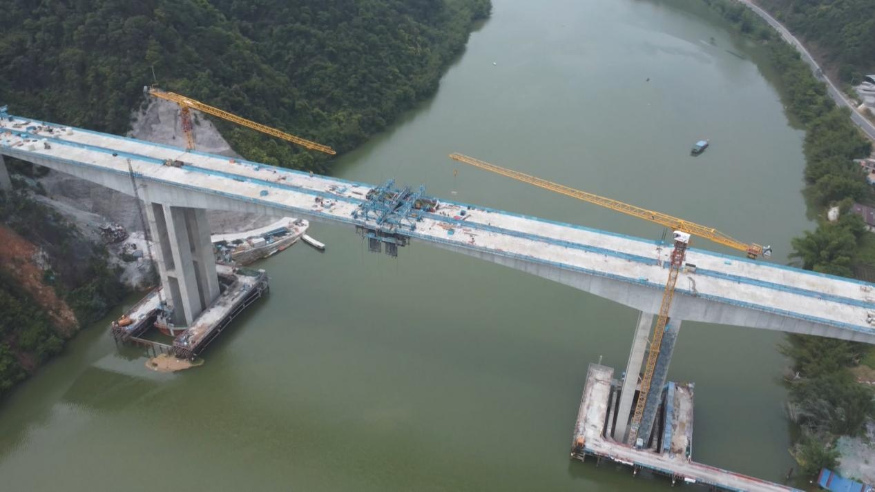 苍昭高速项目关键控制性工程桂江特大桥顺利实现中跨合龙