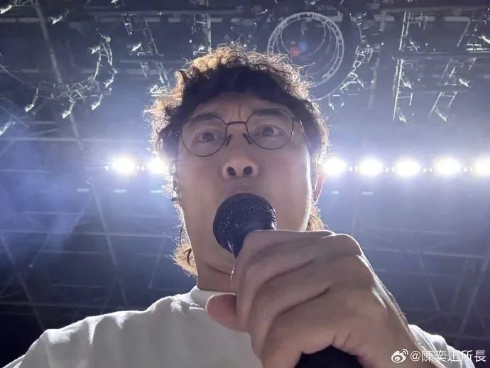 陈奕迅深夜晒照，怼脸自拍！网友：已满血复活