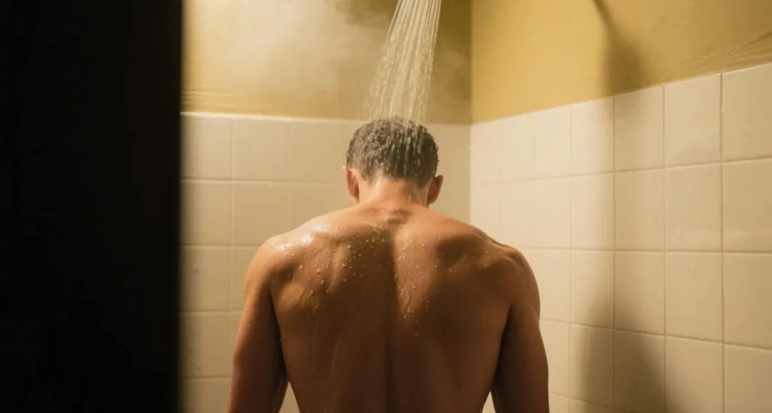 后脑勺像被铁锤重击一样!男子晨起洗澡昏倒险丧命,重要提醒 后脑勺像被铁锤重击一样!男子晨起洗澡昏倒险丧命,重要提醒