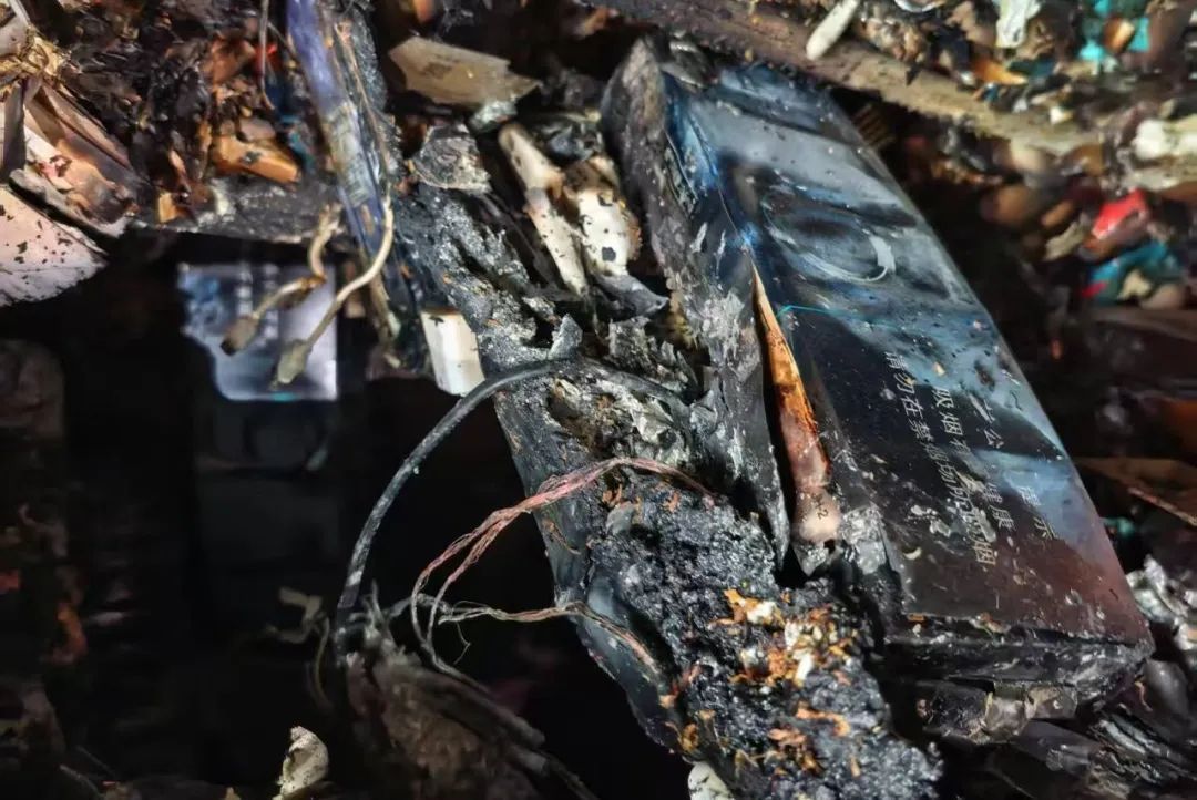 临时使用的插线板，不到一天就着火了