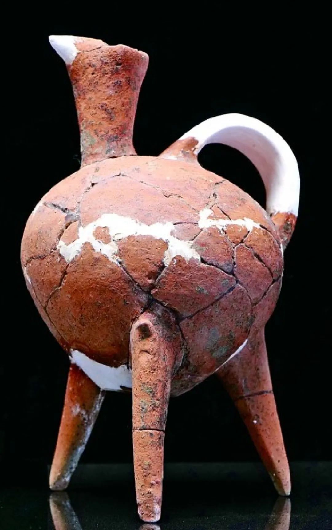 河南小镇挖出5000年前大墓 记者实探“国宝”修复现场