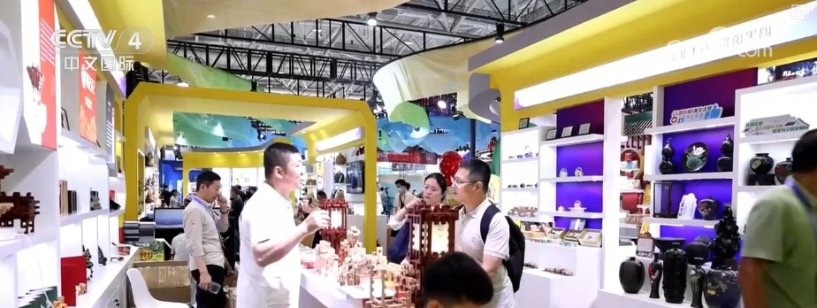 “AI终端展+文博会”双展联动双向赋能 开辟文化“出海”新路径 “AI终端展+文博会”双展联动双向赋能 开辟文化“出海”新路径