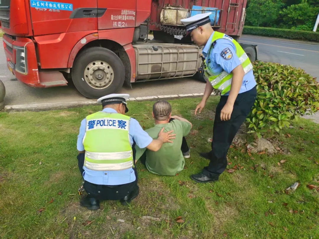 抢赢时间！半挂车蛇形走位，民警一眼辨危，火速救下中风司机！