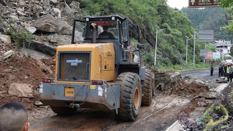 江西九江：强降雨导致山体滑坡 多部门联动抢通道路