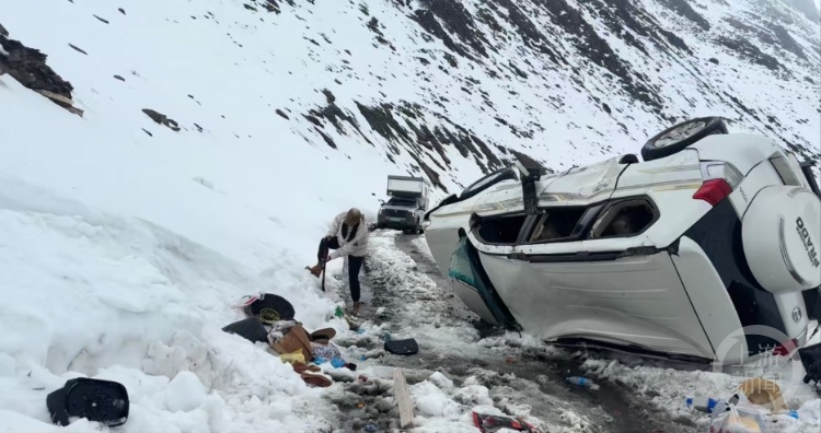 自驾博主甘孜海拔4000多米遇侧翻越野车救助四人,当地卫生院:一名伤者已去世 自驾博主甘孜海拔4000多米遇侧翻越野车救助四人,当地卫生院:一名伤者已去世