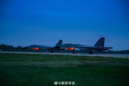 月光下战机，氛围感拉满！