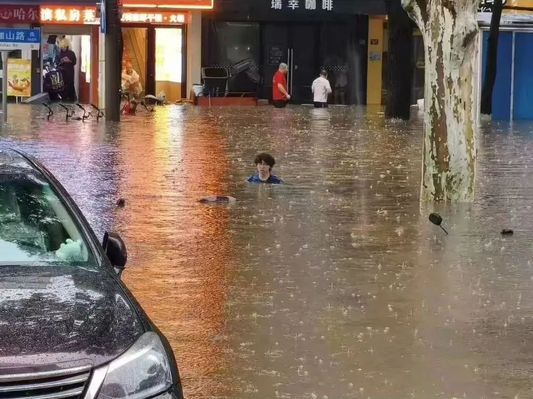 武汉发布暴雨临灾警报,武大校门积水淹没行人肩膀,回应:地势较低,每年都会被淹 武汉发布暴雨临灾警报,武大校门积水淹没行人肩膀,回应:地势较低,每年都会被淹