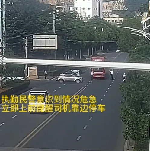 抢赢时间！半挂车蛇形走位，民警一眼辨危，火速救下中风司机！